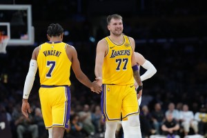 开云品牌-阿里纳斯：湖人把NBA所有矮子后卫都凑一块了 像支80年代的球队