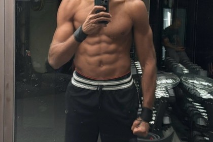 开云权威入口-很皮！戈贝尔晒光头造型 前队友唐斯用法语打趣：兄弟你真秃啦？