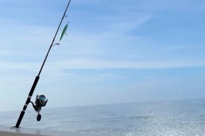 合同还没着落🤔西蒙斯今日更新社媒 再次开船出海钓鱼🎣